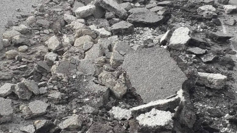 Destrozan el asfalto de una carretera provincial en Portomarín Destrozan el asfalto de una carretera provincial en Portomarín