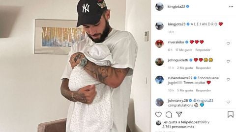 Jota Peleteiro con su hijo en brazos