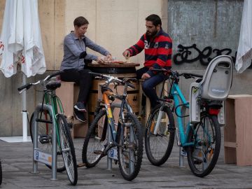 Una pareja desayunan en una terraza en Sevilla