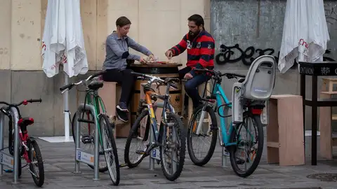 Una pareja desayunan en una terraza en Sevilla Una pareja desayunan en una terraza en Sevilla