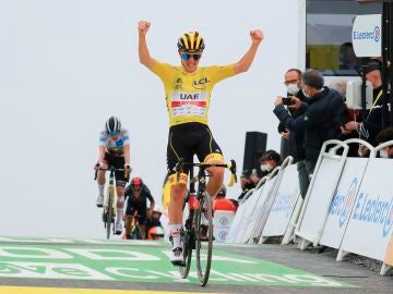 Tadej Pogacar celebra su victoria en la etapa 17 del Tour de Francia