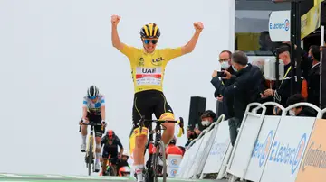 Tadej Pogacar celebra su victoria en la etapa 17 del Tour de Francia Tadej Pogacar celebra su victoria en la etapa 17 del Tour de Francia