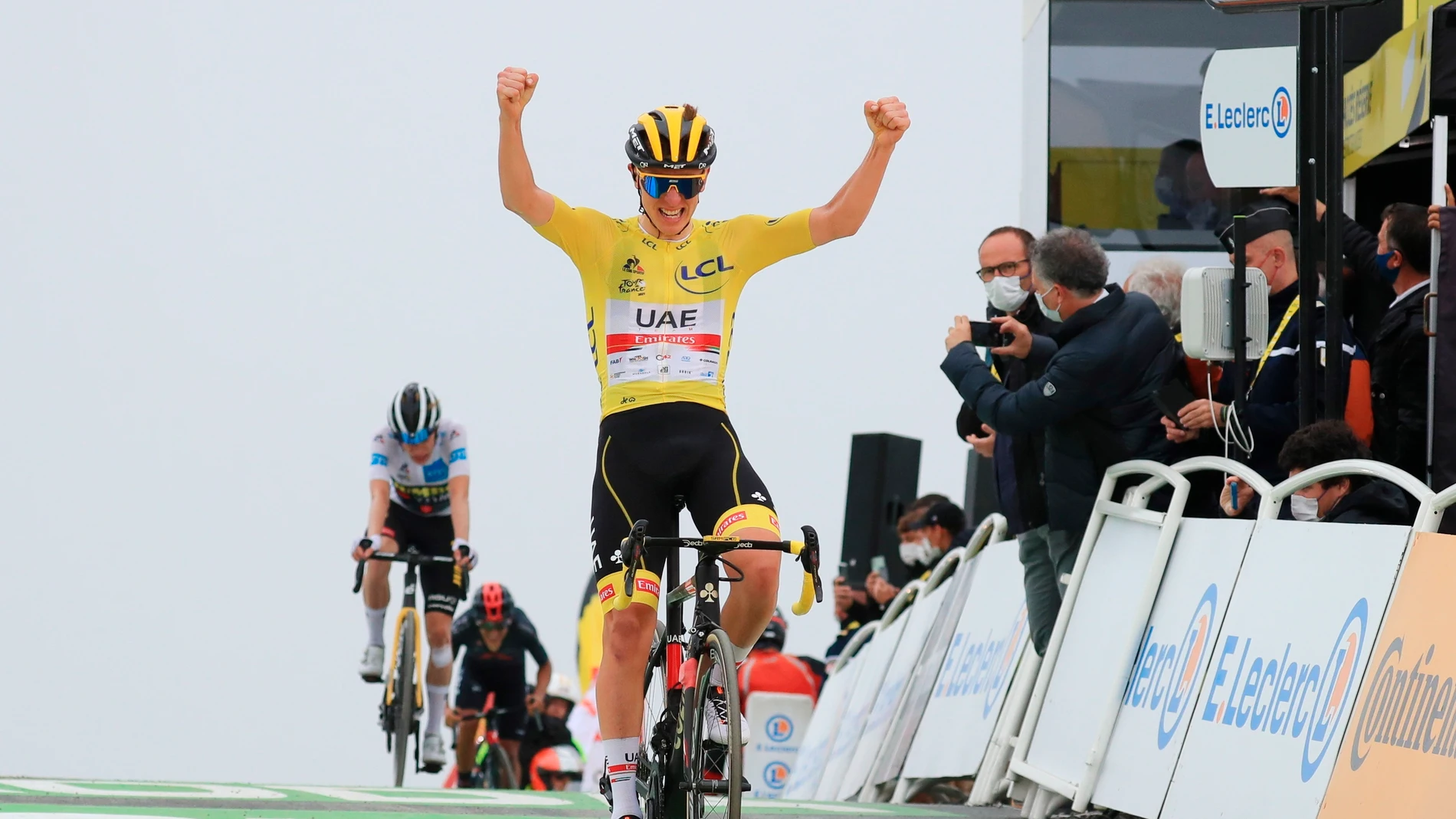 Tadej Pogacar celebra su victoria en la etapa 17 del Tour de Francia