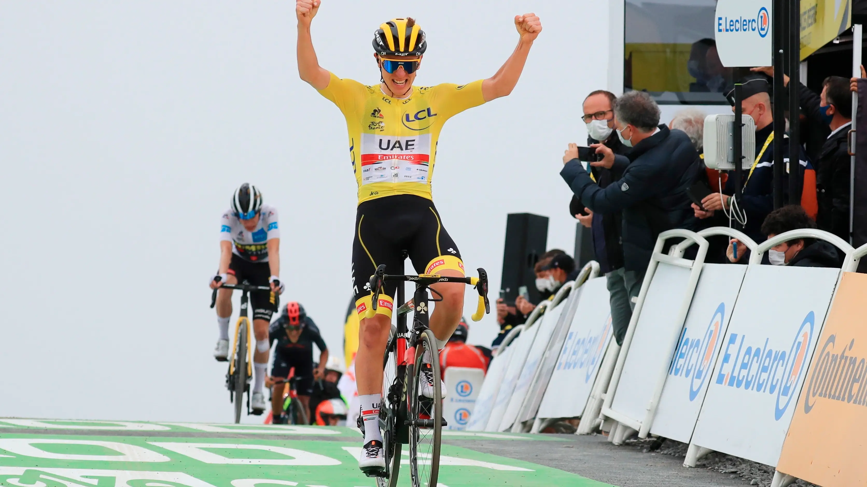 Tadej Pogacar celebra su victoria en la etapa 17 del Tour de Francia