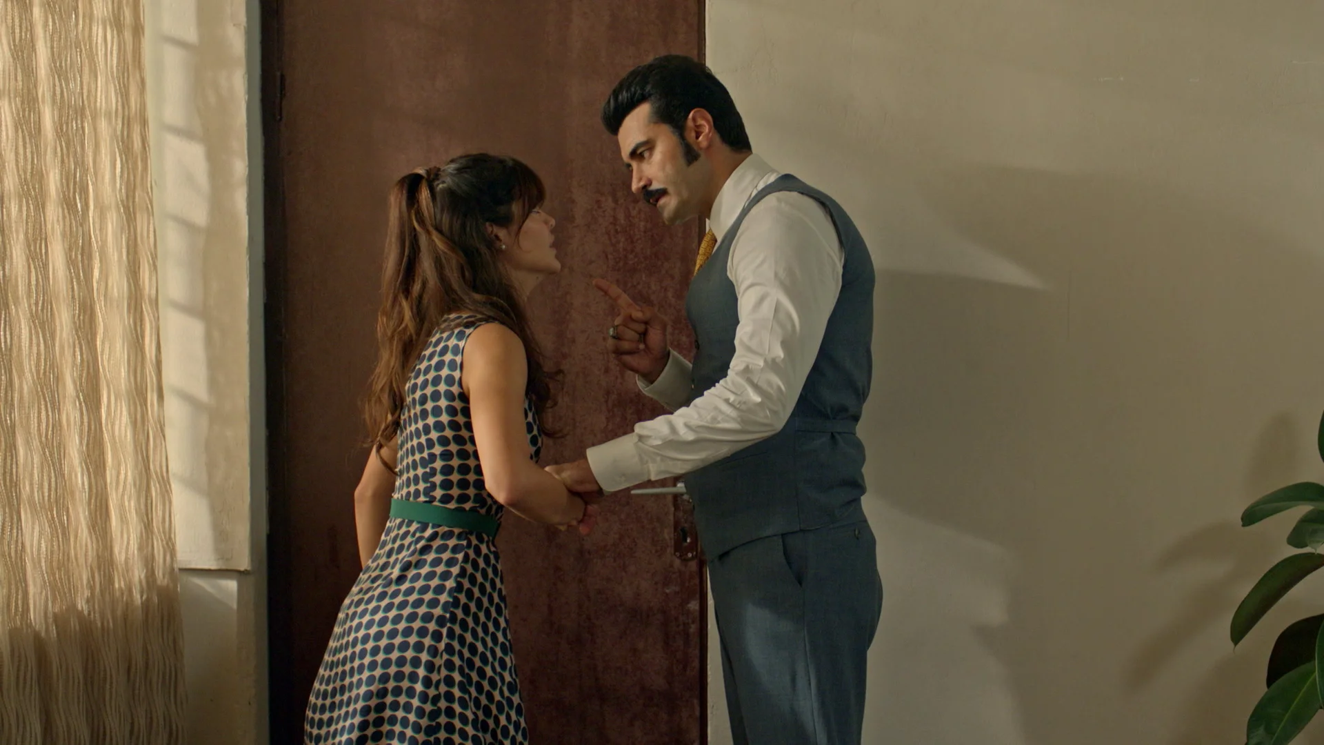 Tenso encuentro entre Züleyha y Demir en la cárcel