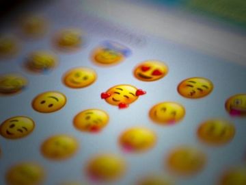 El corazón rojo y la cara llorando de risa son los emojis más utilizados