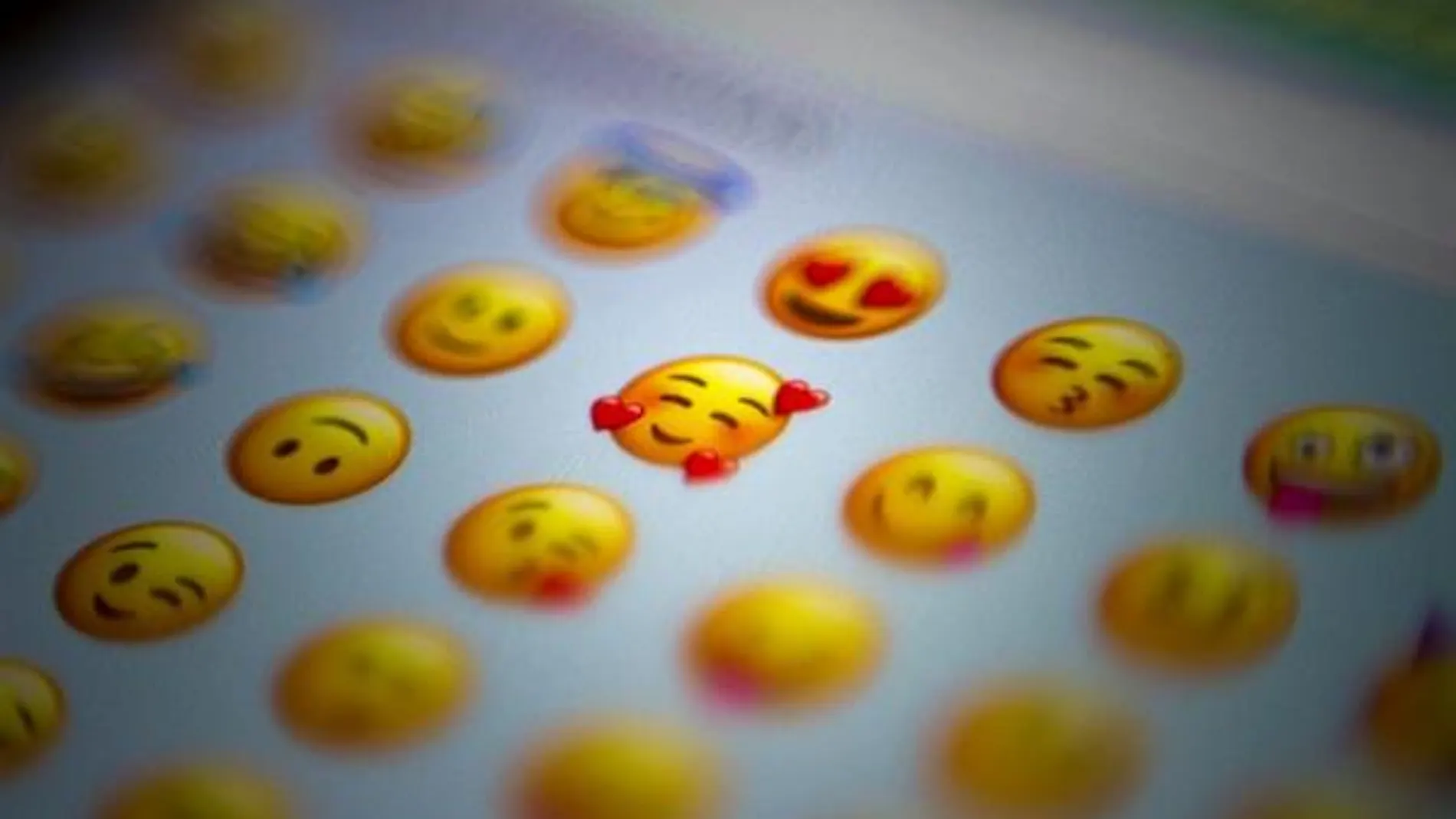 El corazón rojo y la cara llorando de risa son los emojis más utilizados