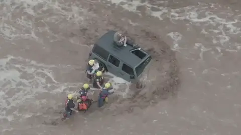 Los Bomberos rescatan a una familia de Arizona que había quedado atrapada por las inundaciones Los Bomberos rescatan a una familia de Arizona que había quedado atrapada por las inundaciones