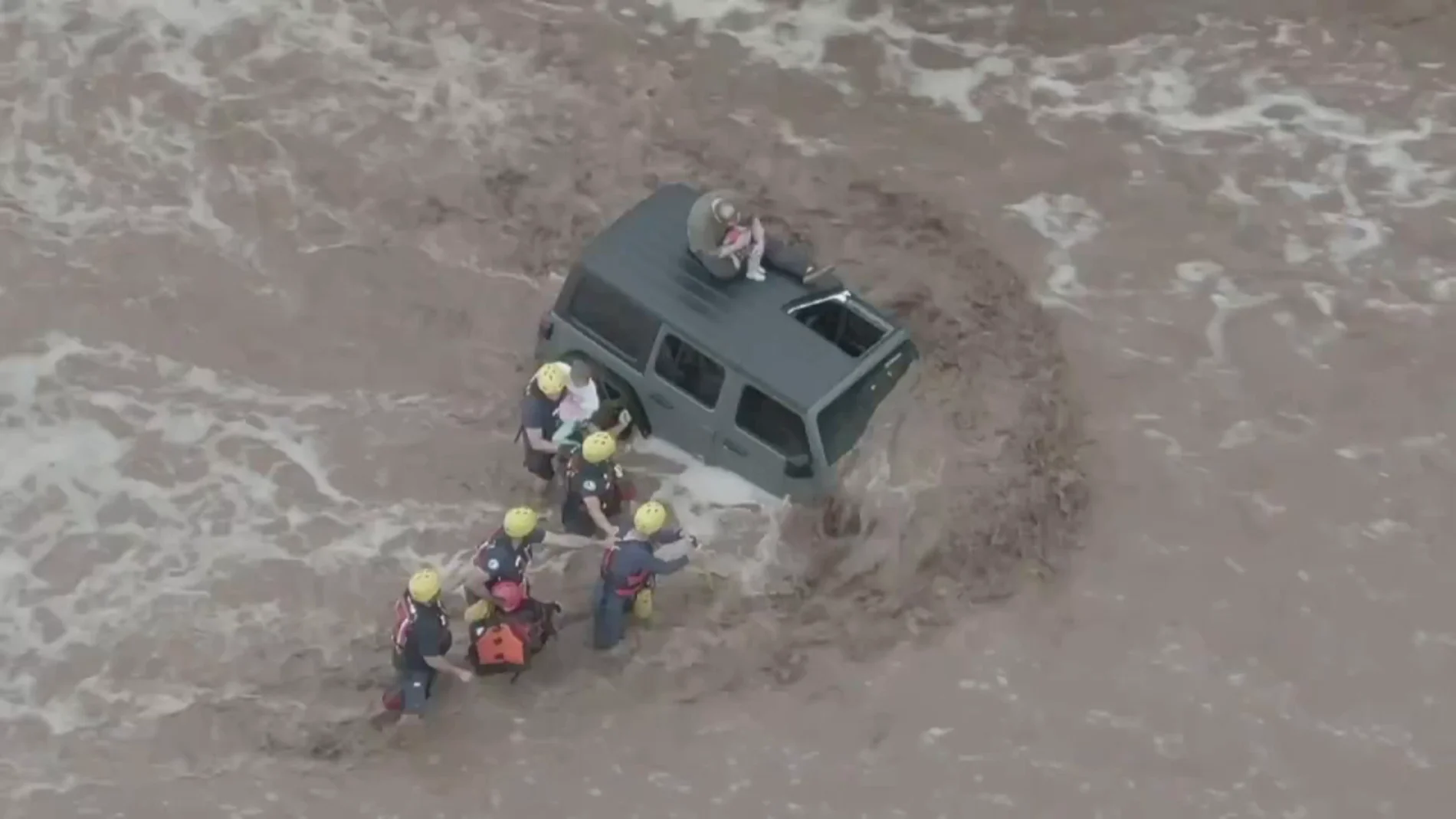 Los Bomberos rescatan a una familia de Arizona que había quedado atrapada por las inundaciones