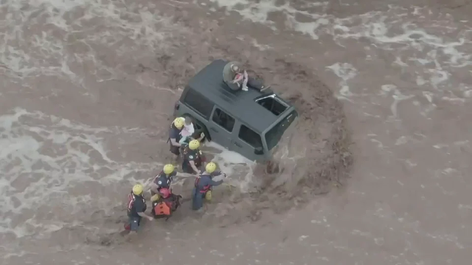 Los Bomberos rescatan a una familia de Arizona que había quedado atrapada por las inundaciones Los Bomberos rescatan a una familia de Arizona que había quedado atrapada por las inundaciones