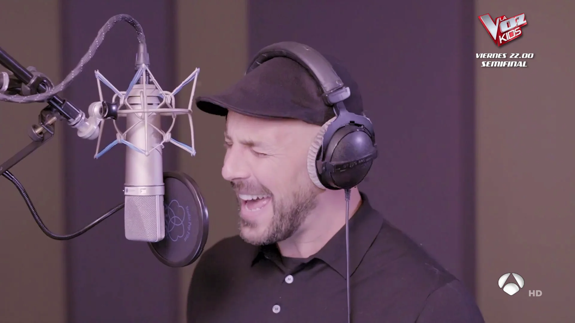 Pepe Reina, sobre su primera experiencia en un estudio: “Hice una versión con la familia Flores” En el estudio de grabación