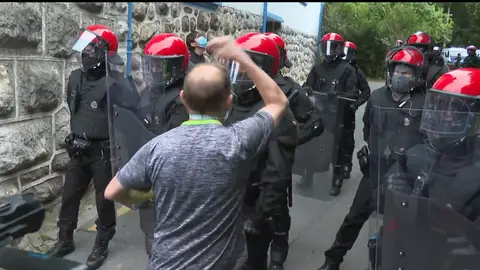 Un manifestante ante la Ertzaintza en Trapagaran Un manifestante ante la Ertzaintza en Trapagaran