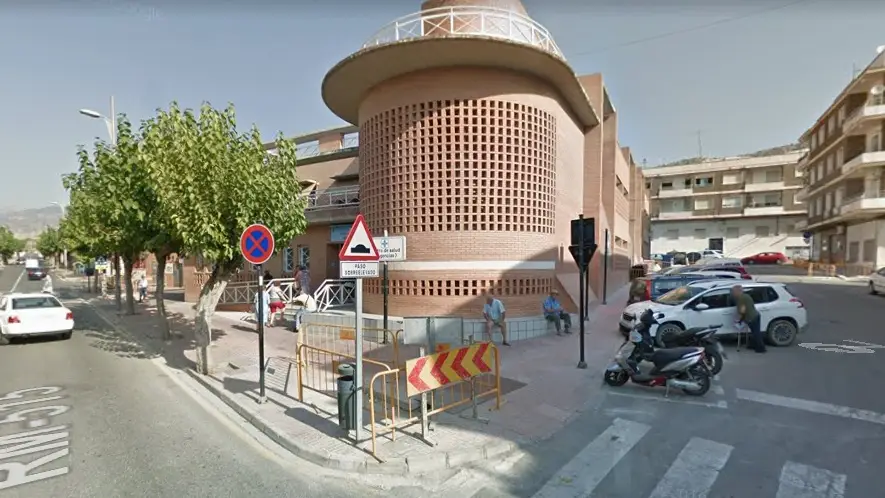 Agrede a 3 sanitarios por retirar el velo de su esposa mientras está de parto en Murcia Agrede a 3 sanitarios por retirar el velo de su esposa mientras está de parto en Murcia
