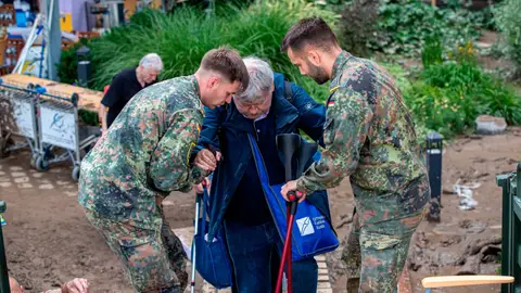 Rescatan a un hombre en las inundaciones de Alemania Alemania