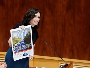 a presidenta de la Comunidad de Madrid, Isabel Díaz Ayuso, muestra una portada del ABC sobre la inconstitucionalidad del confinamiento declarado por el Gobierno nacional durante un pleno en la Asamblea de Madrid, este jueves a presidenta de la Comunidad de Madrid, Isabel Díaz Ayuso, muestra una portada del ABC sobre la inconstitucionalidad del confinamiento declarado por el Gobierno nacional durante un pleno en la Asamblea de Madrid, este jueves