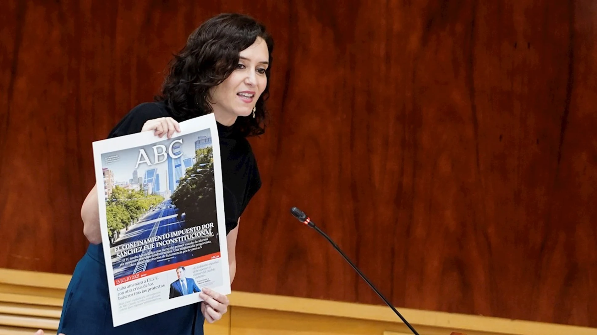 a presidenta de la Comunidad de Madrid, Isabel Díaz Ayuso, muestra una portada del ABC sobre la inconstitucionalidad del confinamiento declarado por el Gobierno nacional durante un pleno en la Asamblea de Madrid, este jueves