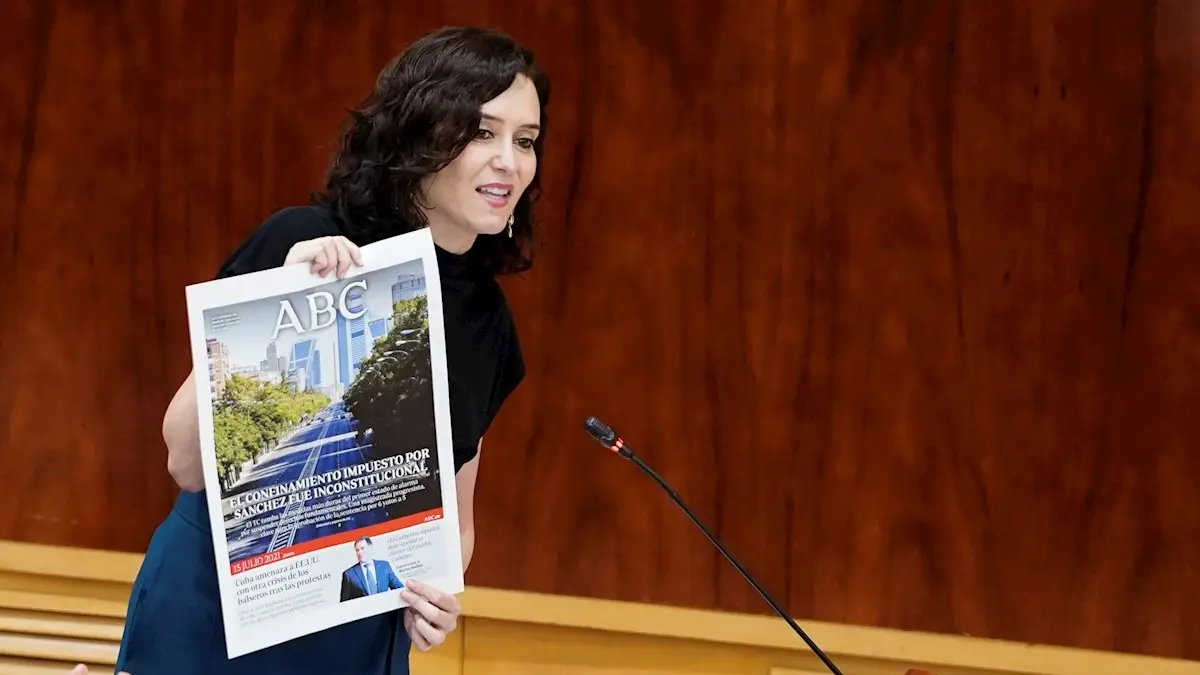 a presidenta de la Comunidad de Madrid, Isabel Díaz Ayuso, muestra una portada del ABC sobre la inconstitucionalidad del confinamiento declarado por el Gobierno nacional durante un pleno en la Asamblea de Madrid, este jueves a presidenta de la Comunidad de Madrid, Isabel Díaz Ayuso, muestra una portada del ABC sobre la inconstitucionalidad del confinamiento declarado por el Gobierno nacional durante un pleno en la Asamblea de Madrid, este jueves