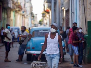 Un hombre camina por una calle de La Habana
