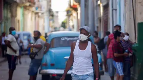 Un hombre camina por una calle de La Habana Un hombre camina por una calle de La Habana