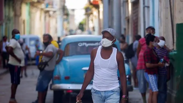 Un hombre camina por una calle de La Habana Un hombre camina por una calle de La Habana