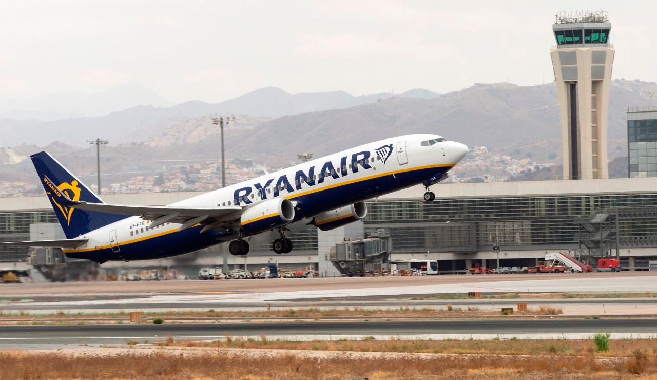 Un avi&oacute;n de la compa&ntilde;&iacute;a Ryanair durante un despegue