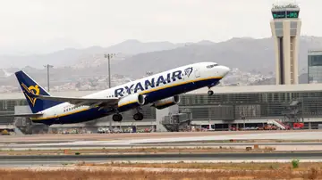 Un avión de la compañía Ryanair durante un despegue Un avión de la compañía Ryanair durante un despegue