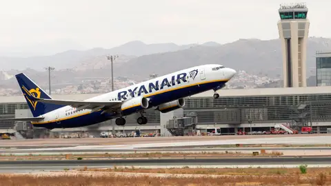 Un avión de la compañía Ryanair durante un despegue Un avión de la compañía Ryanair durante un despegue