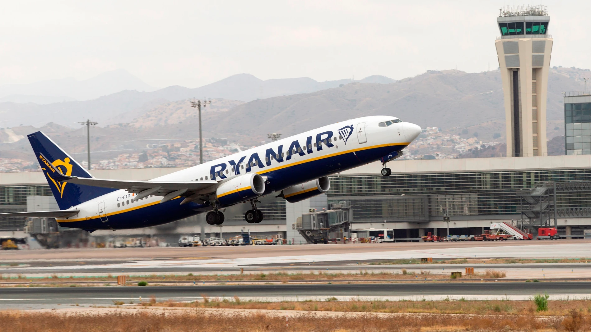 Un avión de la compañía Ryanair durante un despegue