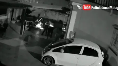 La Policía Local de Málaga ha detenido a siete individuos mientras robaban en un domicilio. La Policía Local de Málaga ha detenido a siete individuos mientras robaban en un domicilio.