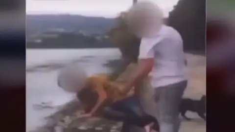 Un joven agrede a un niño autista en Pontedeume, en Galicia Un joven agrede a un niño autista en Pontedeume, en Galicia