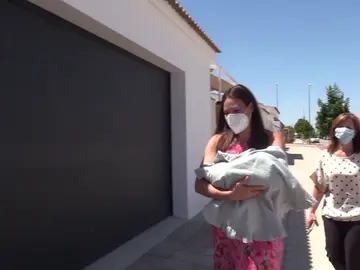 La seriedad de Jessica Bueno al regresar a casa tras el nacimiento de su hijo Alejandro La seriedad de Jessica Bueno al regresar a casa tras el nacimiento de su hijo Alejandro