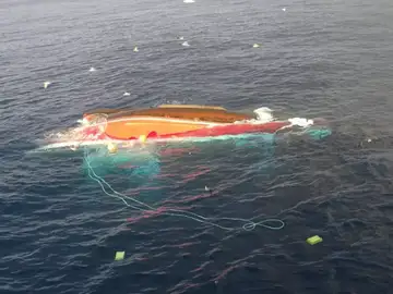 Salvamento Marítimo busca a un marinero después de que volcase el barco en el que faenaba cerca de Santander