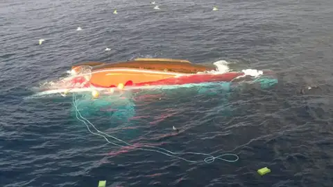 Salvamento Marítimo busca a un marinero después de que volcase el barco en el que faenaba cerca de Santander Salvamento Marítimo busca a un marinero después de que volcase el barco en el que faenaba cerca de Santander