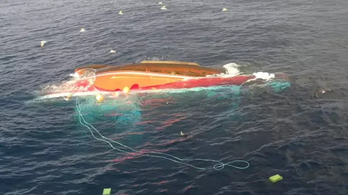 Salvamento Marítimo busca a un marinero después de que volcase el barco en el que faenaba cerca de Santander Salvamento Marítimo busca a un marinero después de que volcase el barco en el que faenaba cerca de Santander