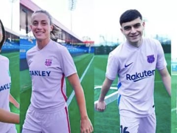 Aitana Bonmatí, Alexia Putellas, Pedri y Gerard Piqué posan con la segunda equipación del FC Barcelona para la temporada 2021/22,