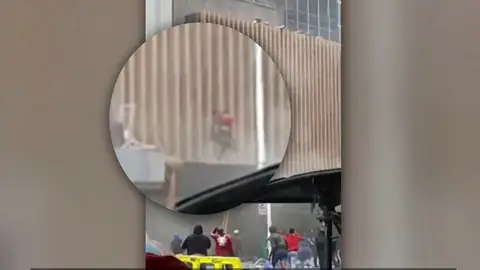 Lanzan a un bebé desde un edificio en llamas en Sudáfrica Lanzan a un bebé desde un edificio en llamas en Sudáfrica