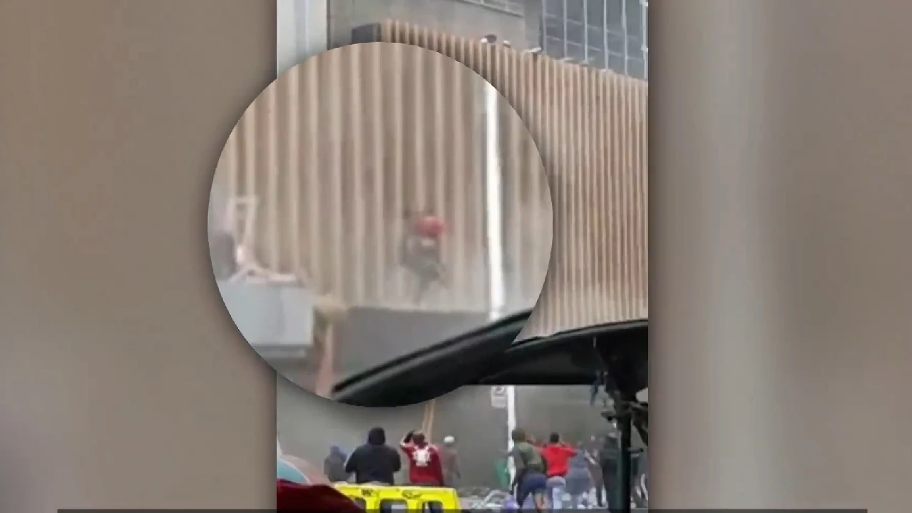 Lanzan a un bebé desde un edificio en llamas en Sudáfrica Lanzan a un bebé desde un edificio en llamas en Sudáfrica