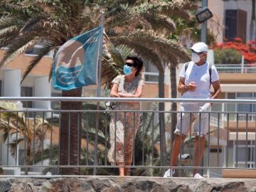 Unos turistas en la playa del Ingl&eacute;s, en Gran Canaria