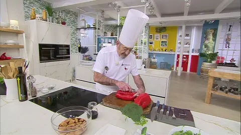 El truco de Karlos Arguiñano para pelar entero el pimiento El truco de Karlos Arguiñano para pelar entero el pimiento
