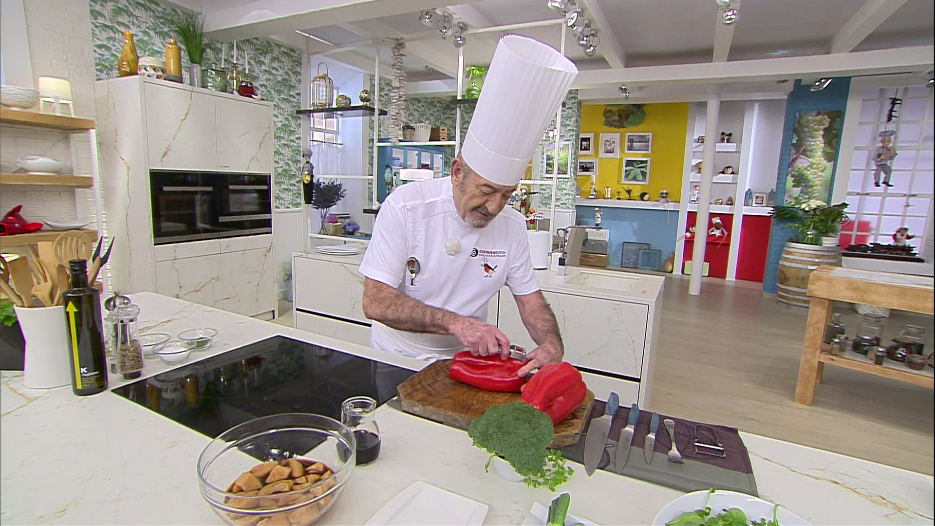 El truco de Karlos Arguiñano para pelar entero el pimiento El truco de Karlos Arguiñano para pelar entero el pimiento