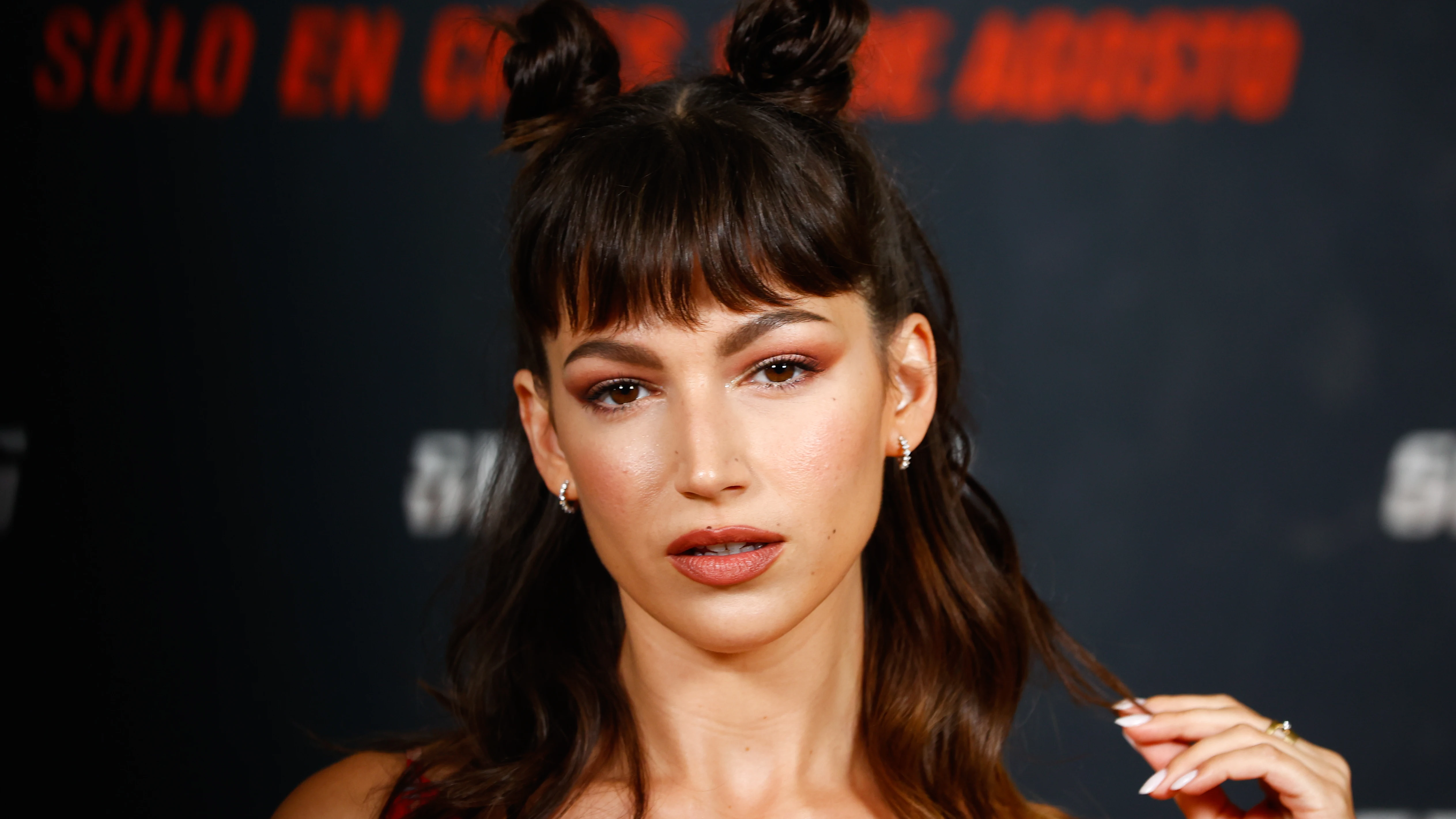 Úrsula Corberó sorprende con un look muy 'Tokyo' y flamenco NUEVO LOOK