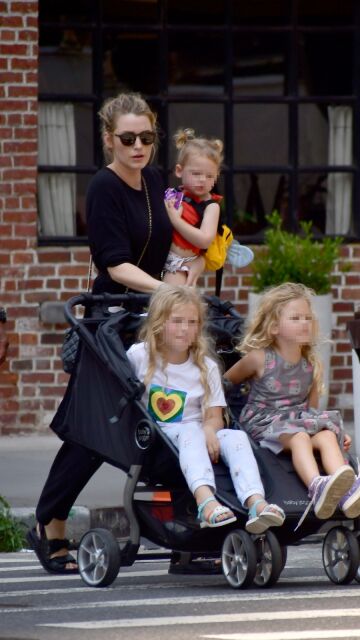 Parecen trillizas: Blake Lively demuestra su destreza llevando a sus hijas con Ryan Reynolds todas a la vez