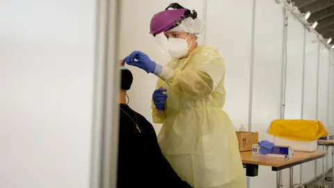 Una sanitaria realiza una PCR Una sanitaria realiza una PCR