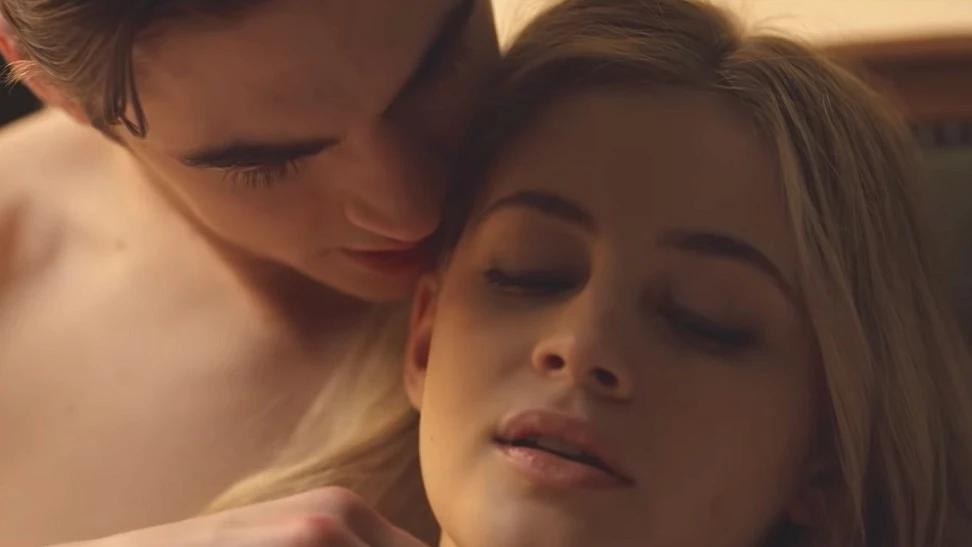 Hero Fiennes y Josephine Langford en 'After. Almas perdidas'
