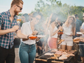 Amigos disfrutando de una barbacoa