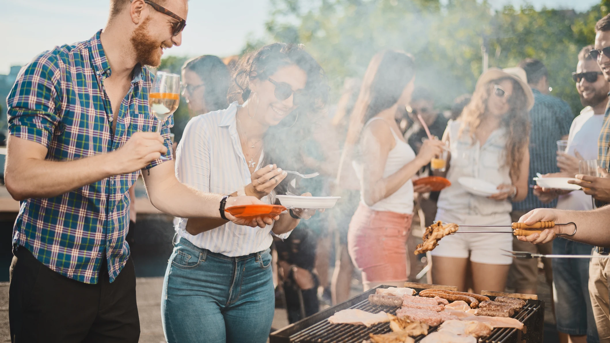 Amigos disfrutando de una barbacoa