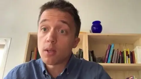 Iñigo Errejón: "La salud mental es una prioridad política, falta que el Gobierno pase de palabras a hechos" Iñigo Errejón: "La salud mental es una prioridad política, falta que el Gobierno pase de palabras a hechos"