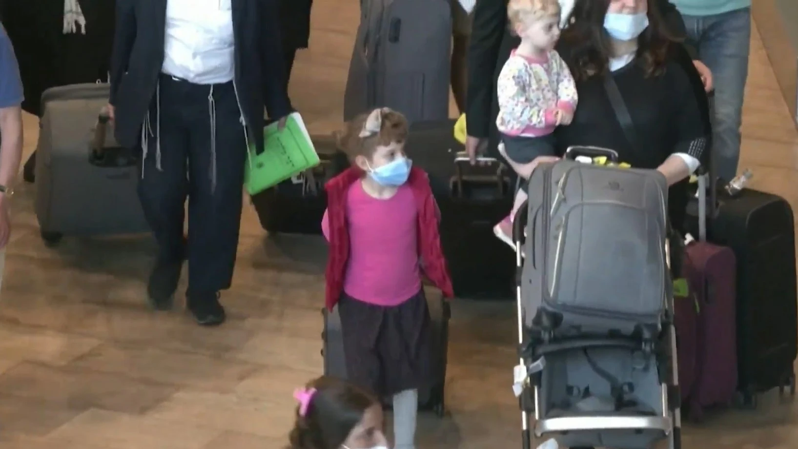 Una niña camina portando una mascarilla Una niña camina portando una mascarilla