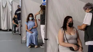 Imagen de varias personas vacunándose contra el coronavirus Imagen de varias personas vacunándose contra el coronavirus