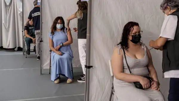 Imagen de varias personas vacunándose contra el coronavirus Imagen de varias personas vacunándose contra el coronavirus